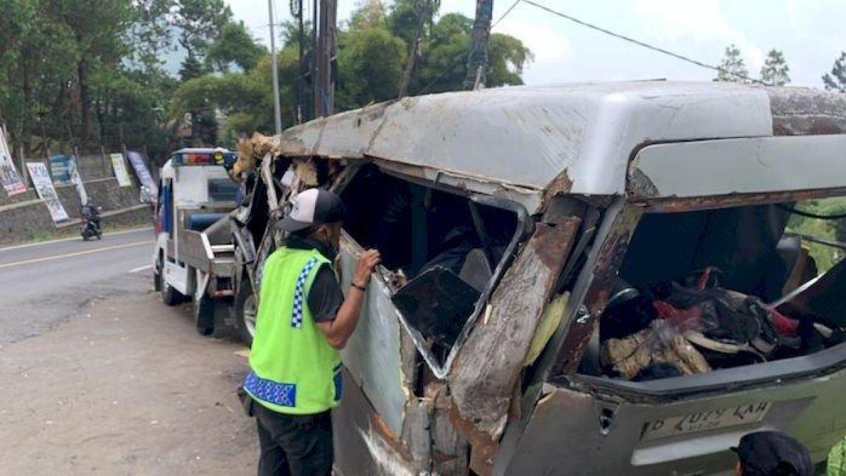 Mobil Elf yang mengalami kecelakaan lalu lintas di Kampung Mislar, Desa Ciloto, Kecamatan Cipanas, Kabupaten Cianjur, Selasa (24/10/2023).
