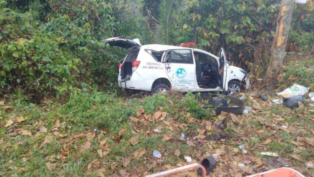 Mobil ambulans milik Puskesmas Talang Donok Kabupaten Lebong Provinsi Bengkulu masuk jurang