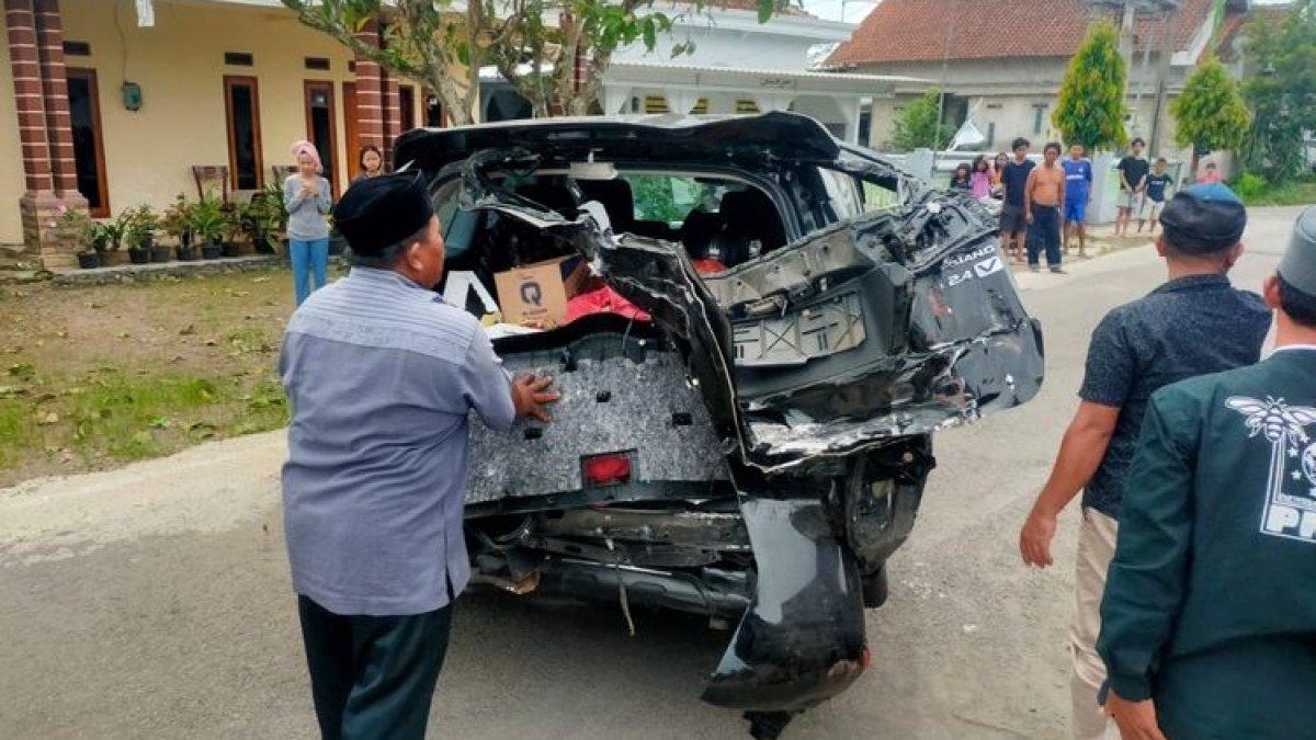 Mobil berpenumpang anggota DPRD Banyuwangi