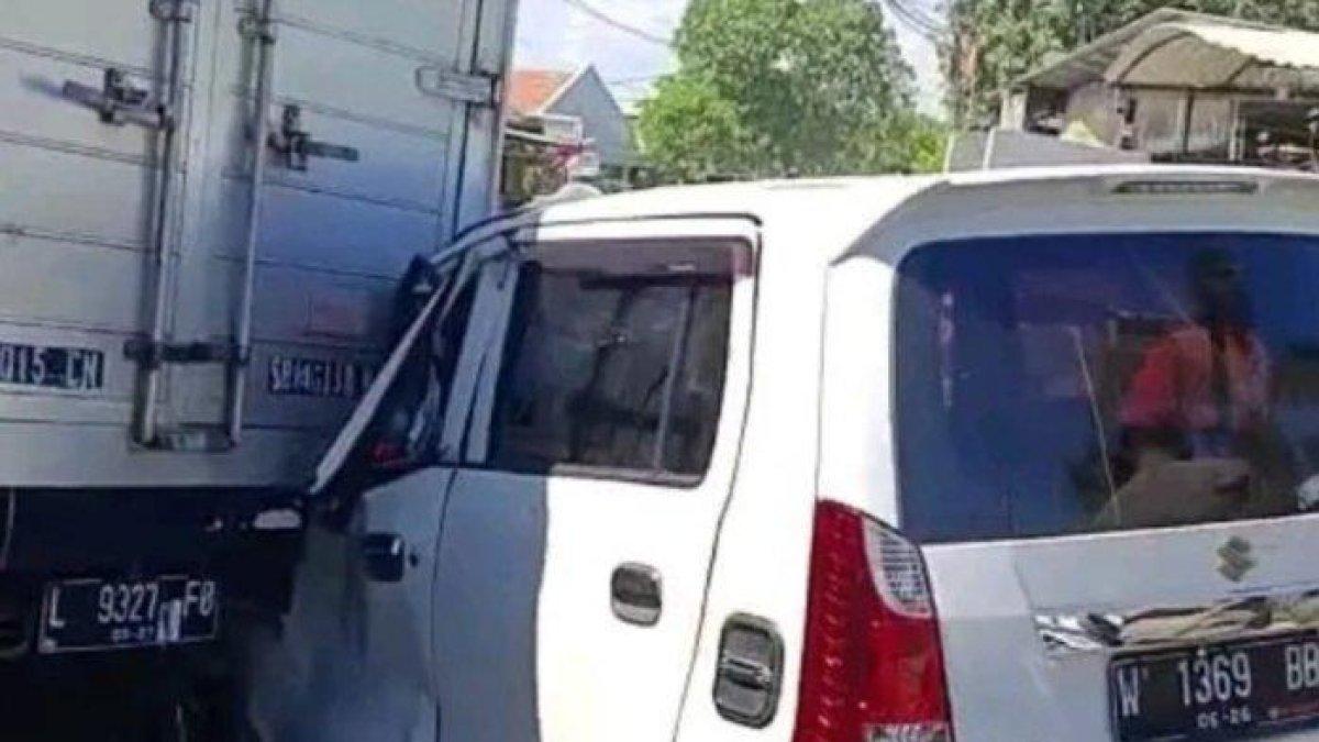 Mobil pelajar SMA di Surabaya ringsek karena kecelakaan, Senin (21/8/2023)
