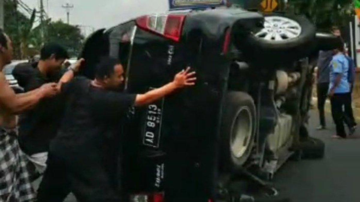 Mobil pengangkut atlet renang Kota Solo terlibat kecelakaan beruntun