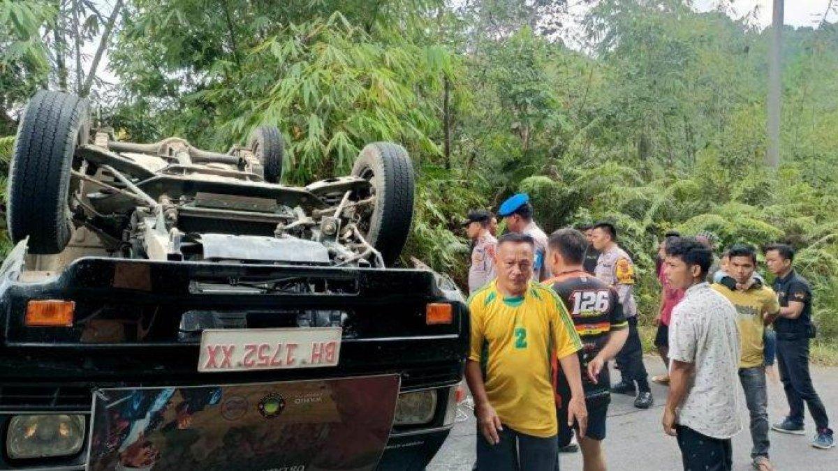 Mobil pikap rombongan Safari
