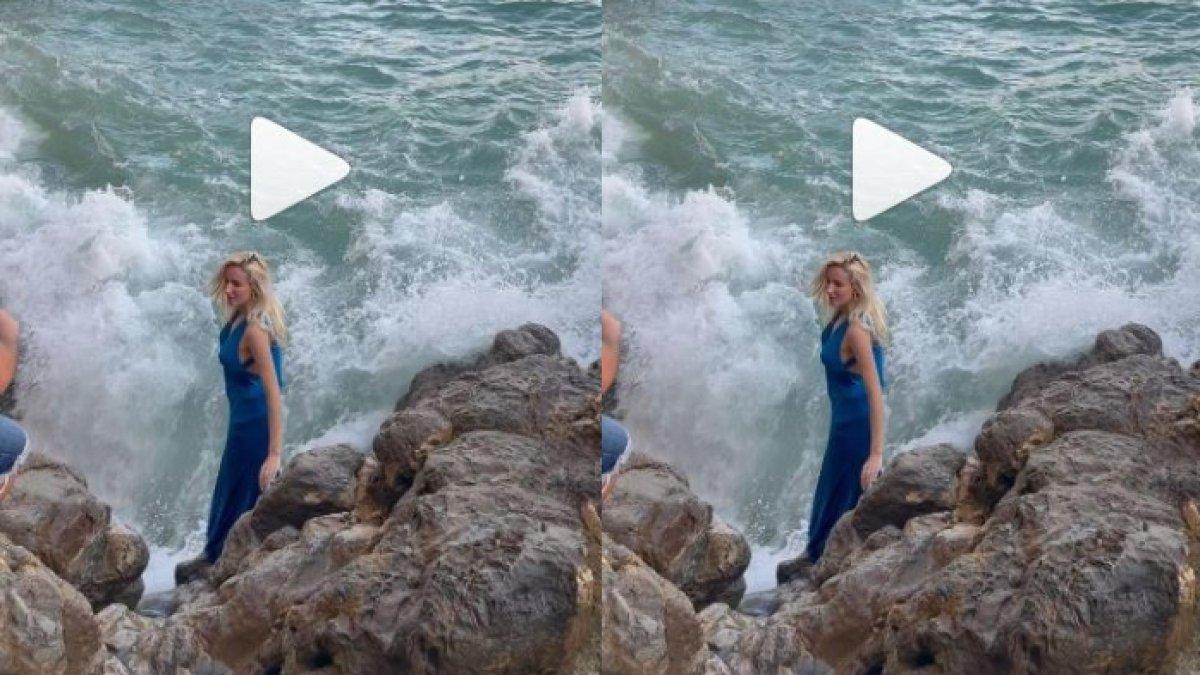 Model pemotretan di tepi laut