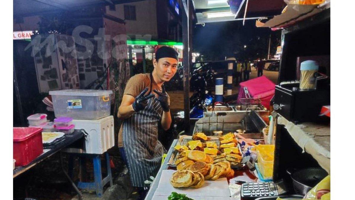 Mohd Azroy Johari menjual berbagai burger