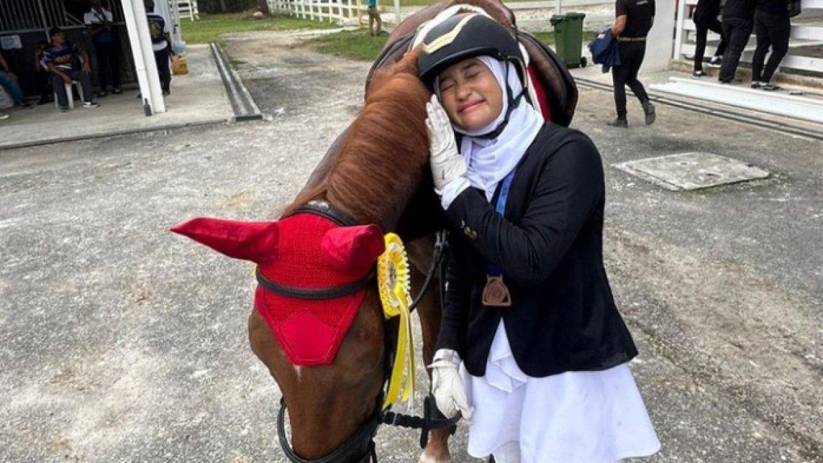 Momen Aisha saat bersama kuda