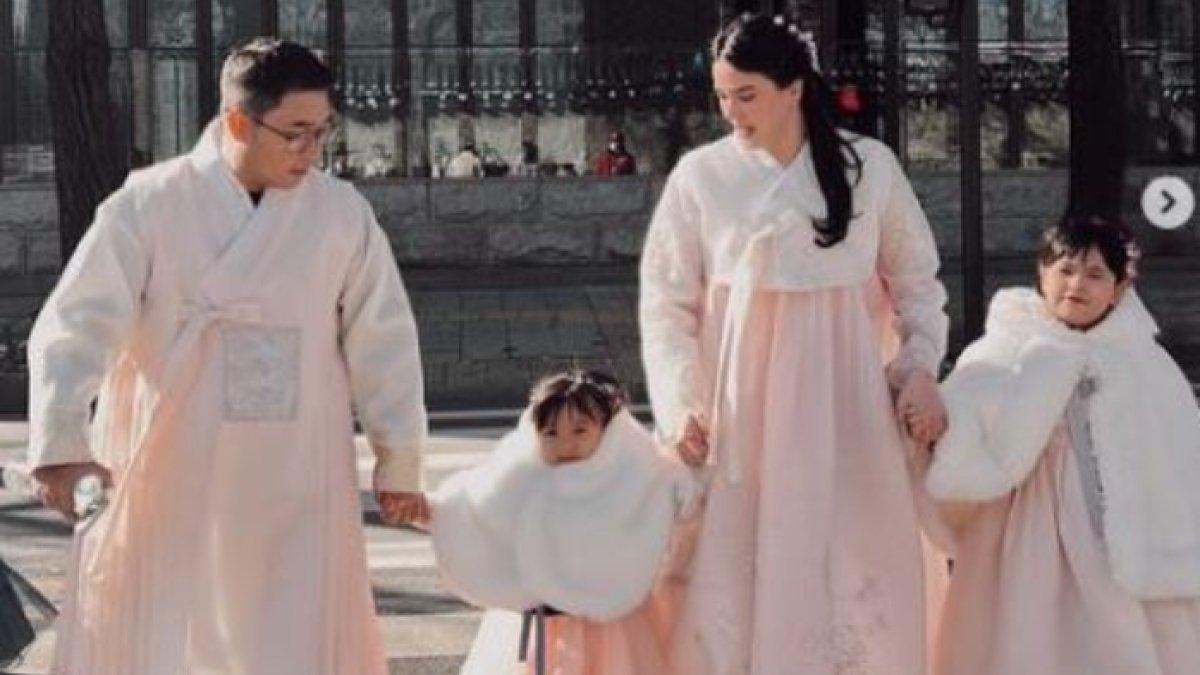 Momen Alice Norin pakai hanbok kembar dengan anak dan suaminya