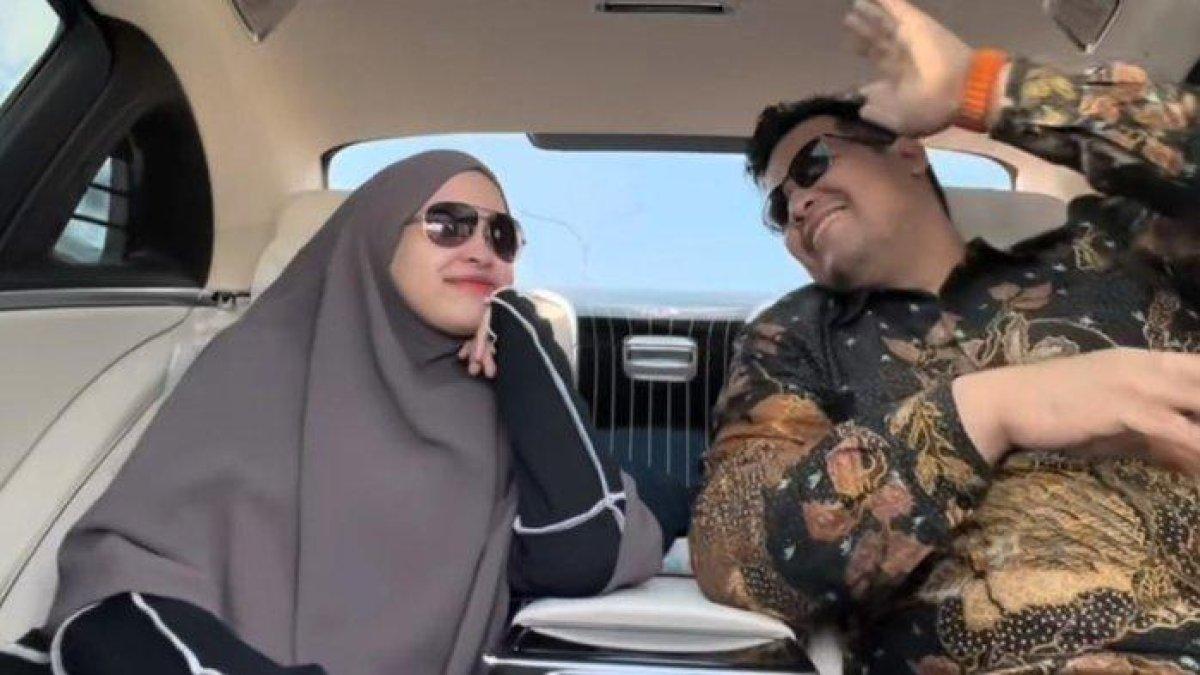 Momen Andi Amar Maruf Sulaiman bersama calon istri Ihsani Nurul Izzah.