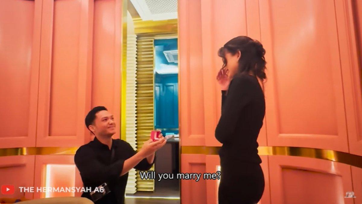 Momen Azriel Hermansyah melamar Sarah Menzel