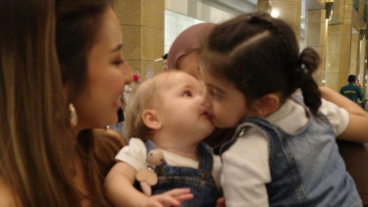 Momen Baby Kamari dan Guzel saling cium