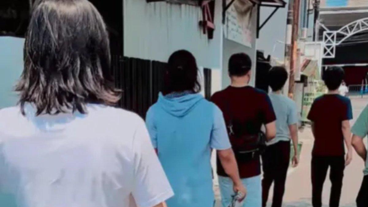 Momen Duta vokalis Sheila On 7 pulang salat Jumat di daerah Solo.