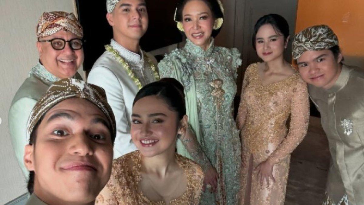 EL KENALKAN CALON ISTRI - Momen hangat saat El Rumi kenalkan Syifa Hadju sebagai calon istri ke keluarga besar.