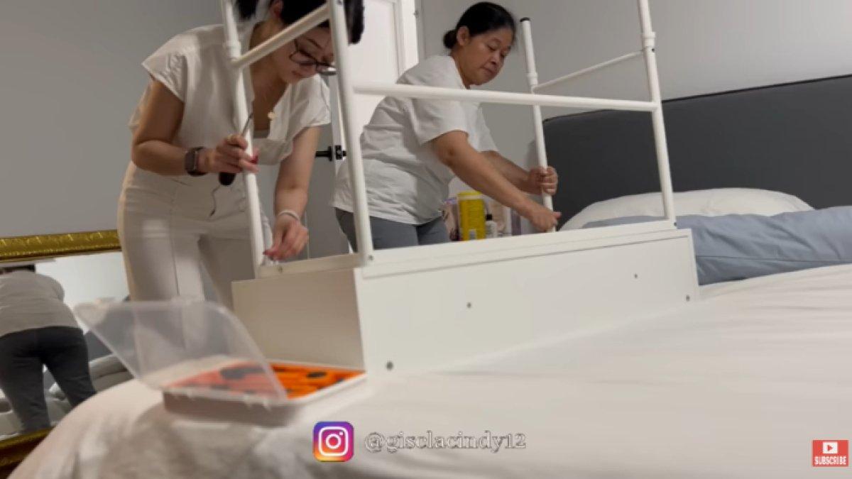 Momen Gisela Cindy merakit sebuah meja dibantu sang ibu.