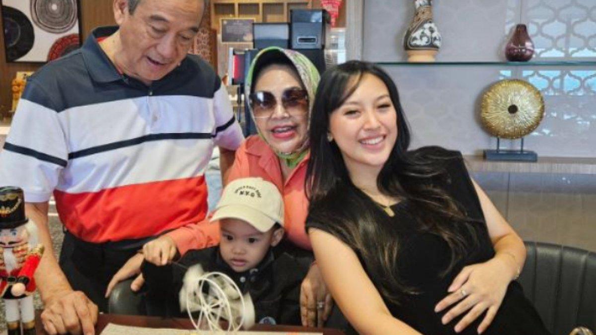 Momen Hetty Koes Endang dan Yusuf Emir Faishal momong cucu