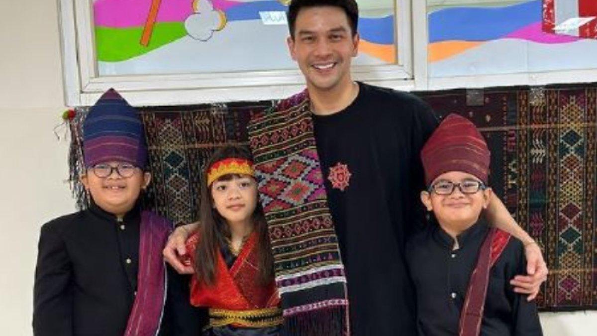 Momen Jonathan Frizzy temani anak di sekolah