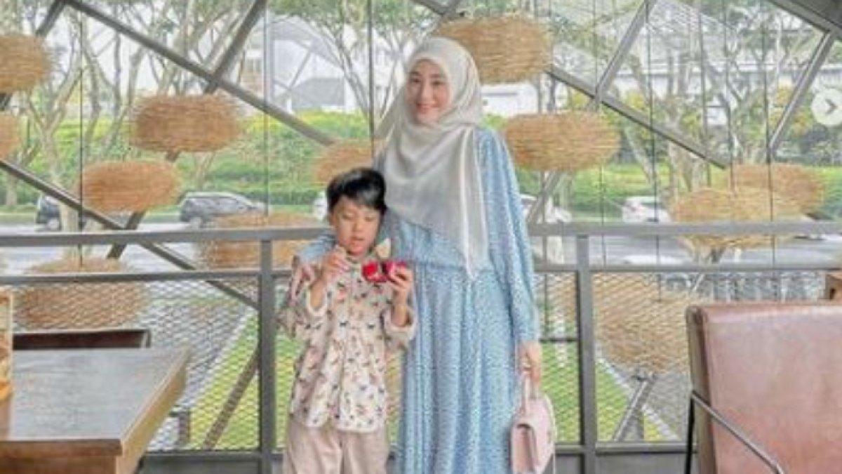 Momen Larissa Chou habiskan waktu dengan putranya, Yusuf