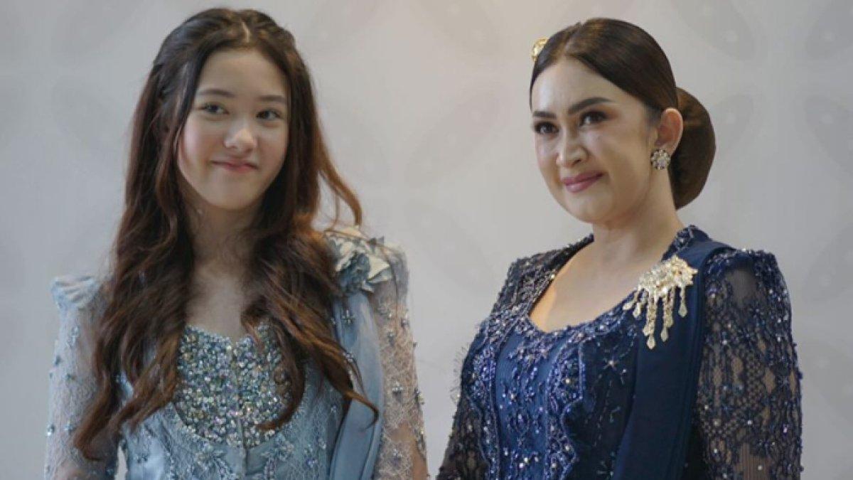 Momen Mikhaela Lee Jowono dampingi Nafa Urbach saat pelantikan anggota DPR RI