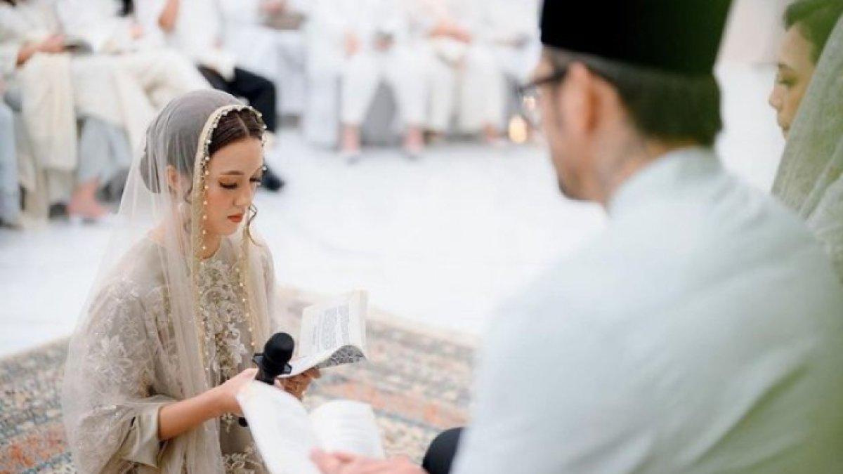 Momen Nabila sungkem ke Tora Sudiro minta izin menikah.