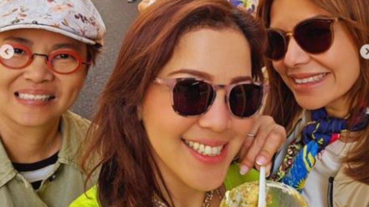 Momen Najwa Shihab dan sahabat jurnalisnya sedang makan kudapan