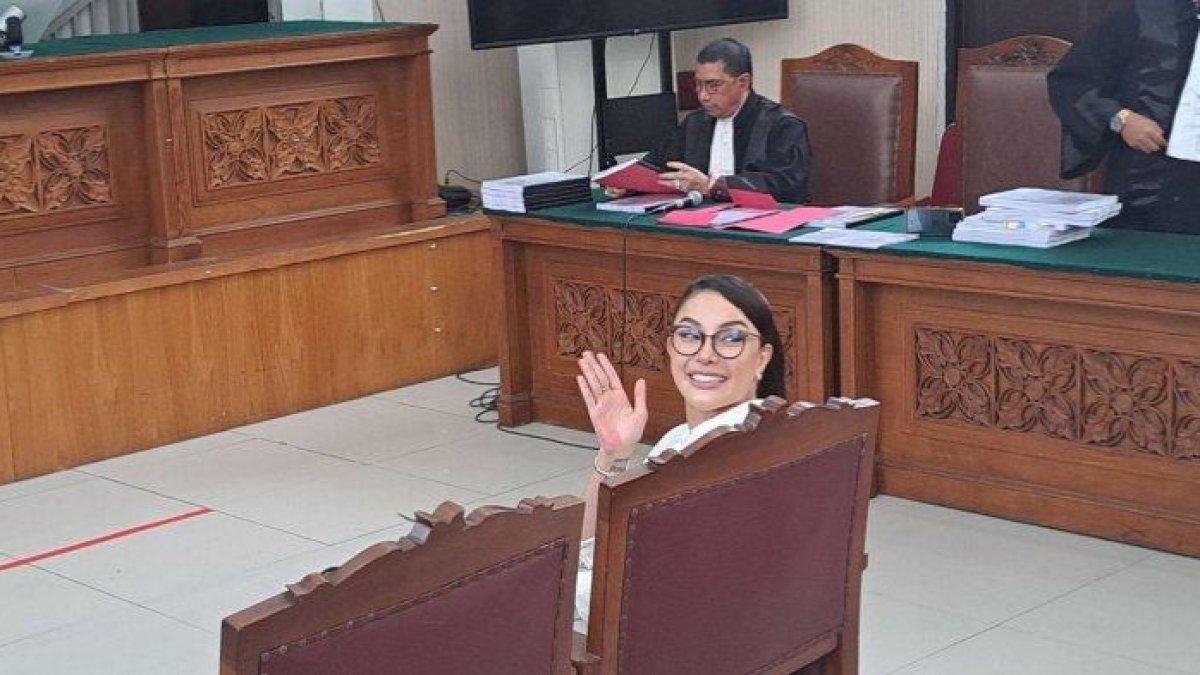 MENANGIS - Momen Nikita Mirzani terlihat menangis seraya menyebut ketiga anaknya saat membacakan nota pembelaan di Pengadilan Negeri Jakarta Selatan dalam sidang kasus pemerasan dan tindak pidana pencucian uang.