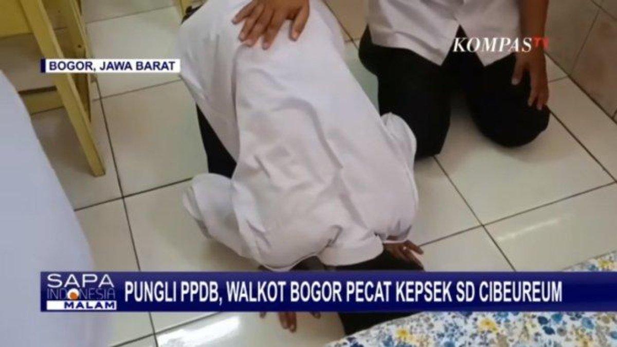 Momen Pak Reza guru honorer yang dipecat dari SD Negeri Cibeureum 1 Kota Bogor sujud syukur karena surat pemecatannya ditarik oleh Wali Kota Bogor, Bima Arya.
