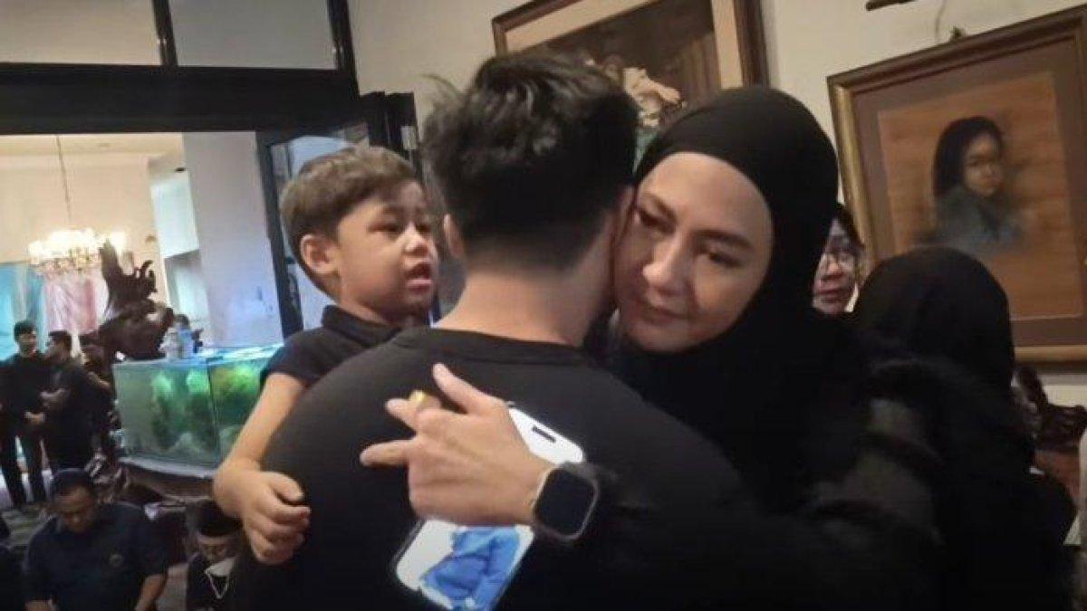 Momen Paula Verhoeven peluk Baim Wong yang kehilangan sosok ayah.