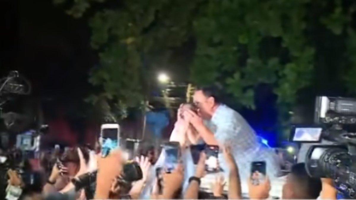 Momen Prabowo Cium Anak Kecil