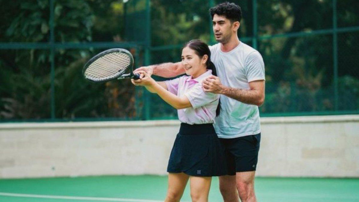 Momen Reza Rahadian telaten ajari Prilly Latuconsina pegang raket tenis