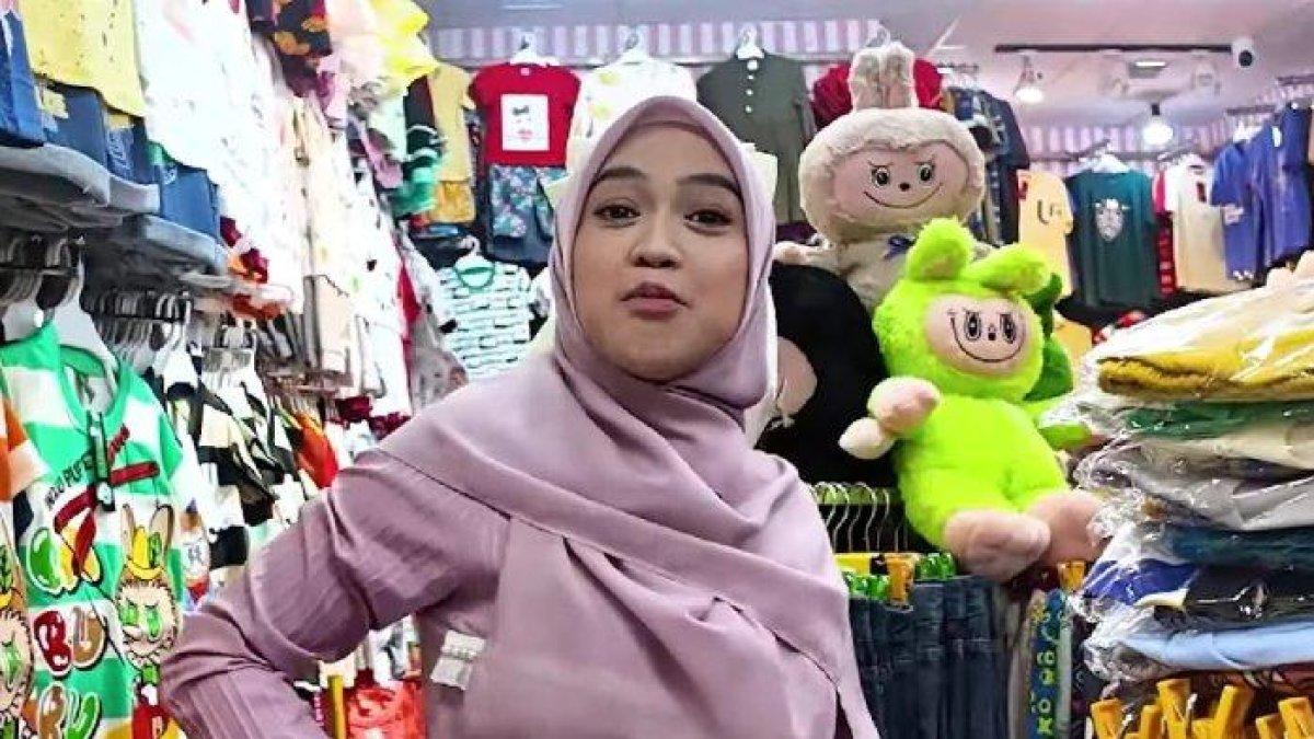 Momen Ria Ricis belanja baju anak di pasar.