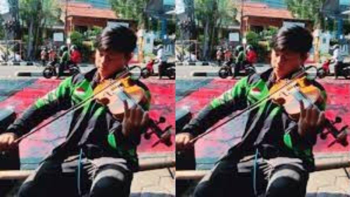 Momen Rismawanda jadi driver ojol dan bermain biola di lampu merah.