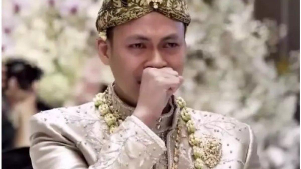 Momen Sandro Fahdhipa menangis