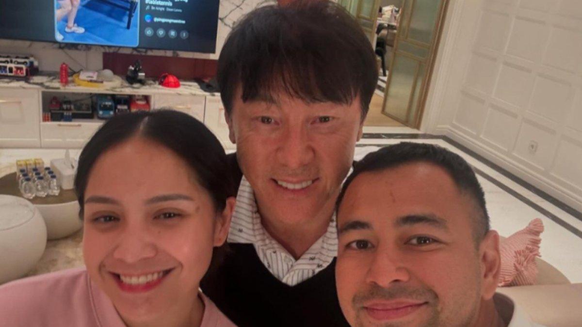 Momen Shin Tae Yong selfie bareng Nagita Slavina dan Raffi Ahmad