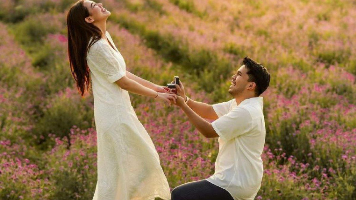 Momen Thariq Halilintar bersimpuh sambil beri cincin ke Aaliyah Massaid