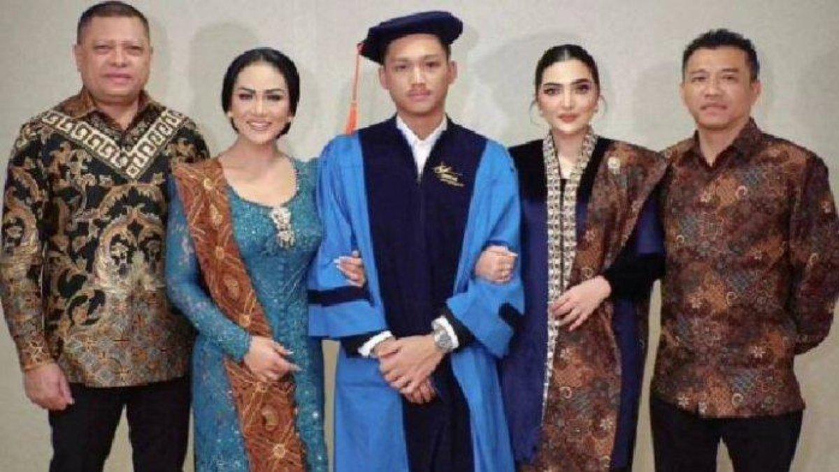 Momen Wisuda Azriel Hermansyah