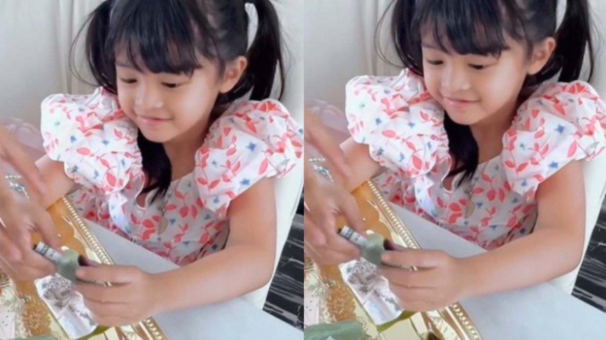 Momen anak Shandy Purnamasari dan Gilang Widya menghitung uang THR