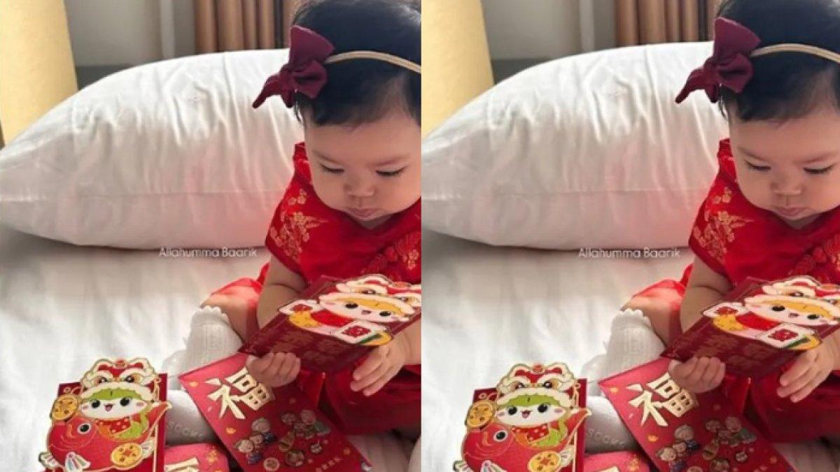 LARISSA RAYAKAN IMLEK - Momen baby Alesha, putri Larissa Chou senang dapat angpao