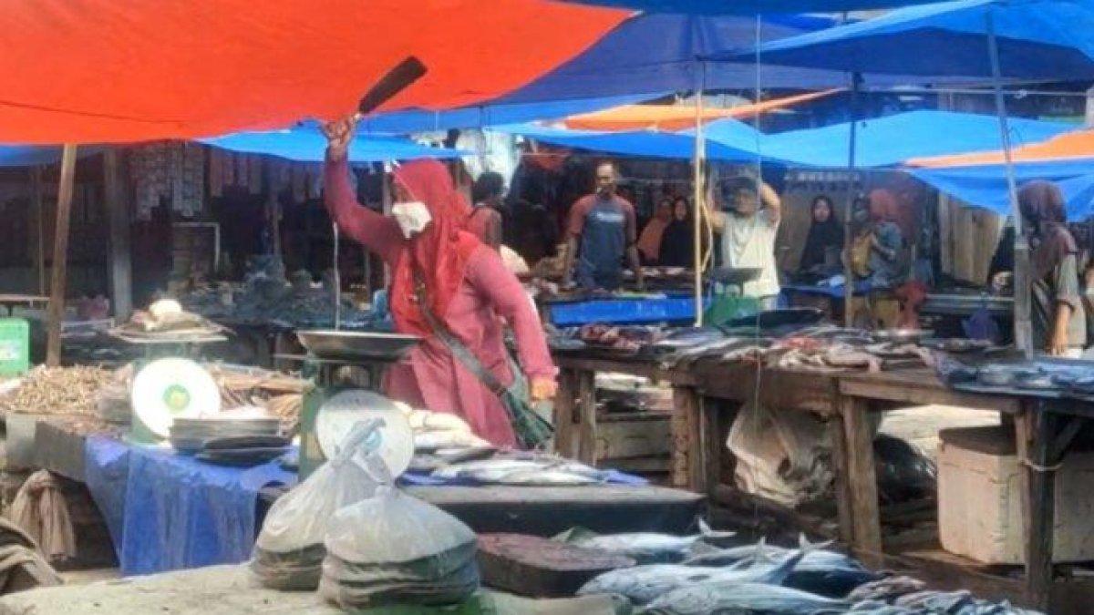 Momen emak-emak ngamuk bawa parang