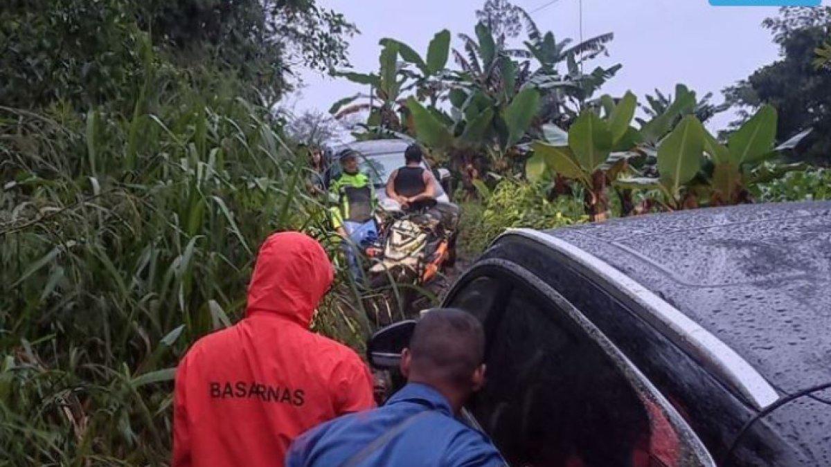 Momen evakuasi 10 warga Bekasi tersesat di hutan Wonosobo gegara ikuti google maps