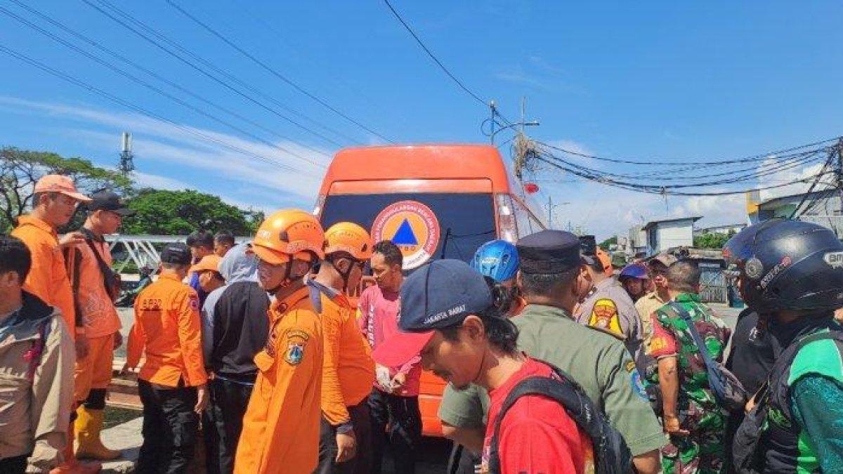 Momen evakuasi mayat wanita di Kali Mookervart, Cengkareng, Jakarta Barat