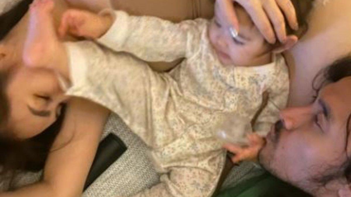 Momen gemas Ello bersama istri dan putrinya tidur bersama