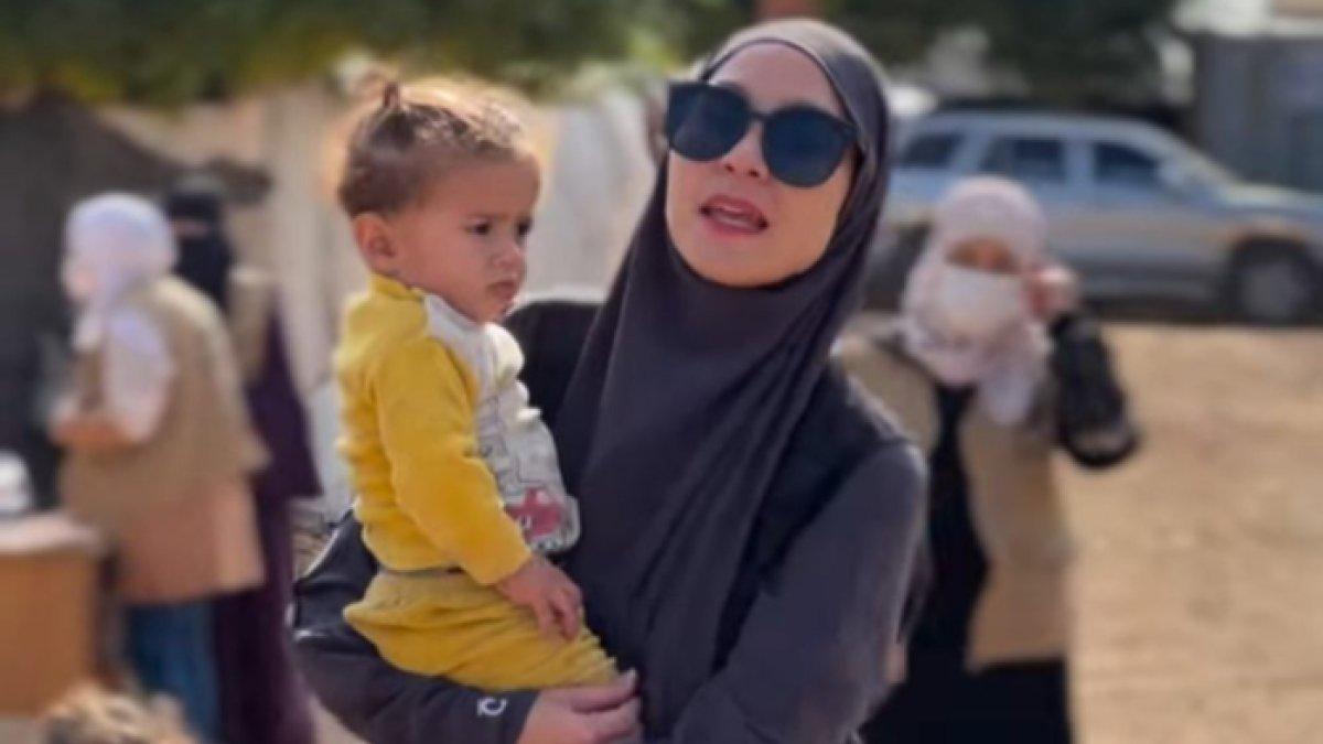 Momen haru Zaskia Adya Mecca gendong anak korban perang Suriah