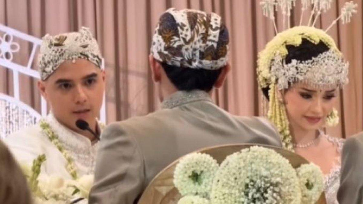 PERNIKAHAN AL GHAZALI - Momen ijab kabul aktor peran Ahmad Al Ghazali Kohler alias Al Ghazali dan model Alyssa Daguise di Hotel The St Regis, Setiabudi, Jakarta Selatan, Senin (16/6/2025). Alyssa tak kuasa menahan tangis saat prosesi tersebut dan Al Gazhali justru menangis setelah dinyatakan sah menikah dengan wanita pujannya tersebut. 