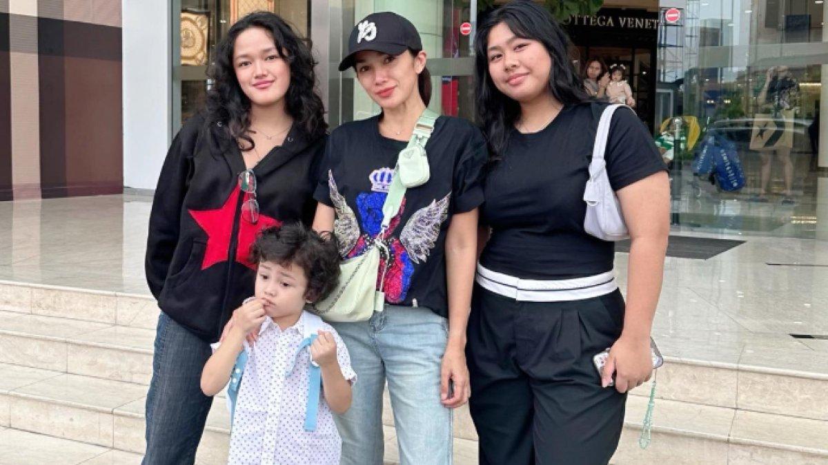 Momen kedekatan Ussy dan anak-anaknya