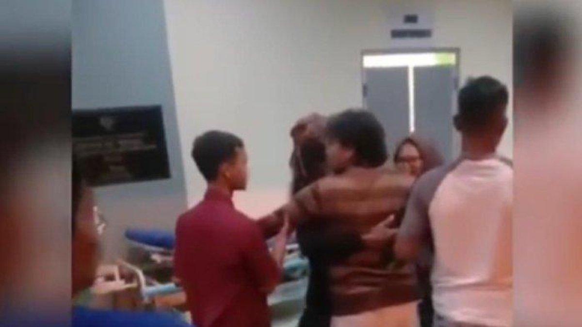 Momen keluarga pasien mengamuk di lobi IGD RSUD Leuwiliang karena mengaku tidak mendapat pelayanan ambulans.