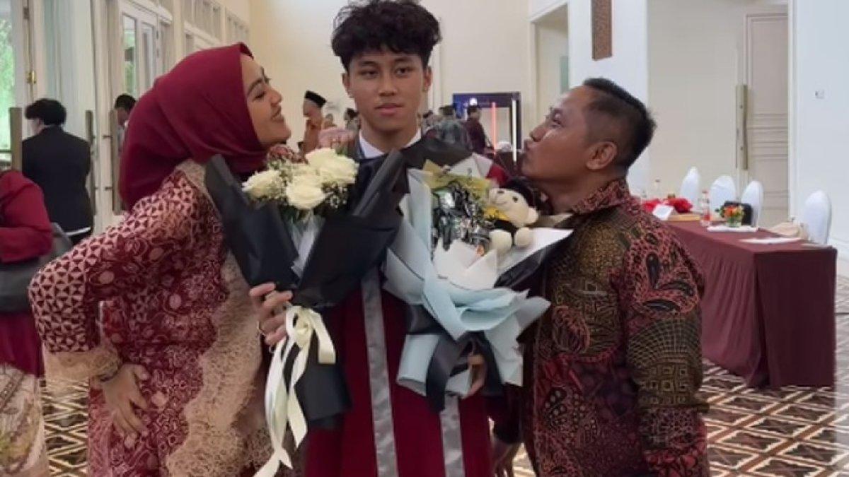 Momen kelulusan Dracaena Athaya Dinarta Mansyur ditemani kedua orang tuanya