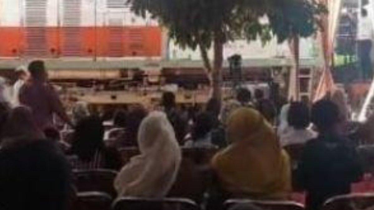 Momen kereta api melintas di depan panggung pernikahan di Cilacap