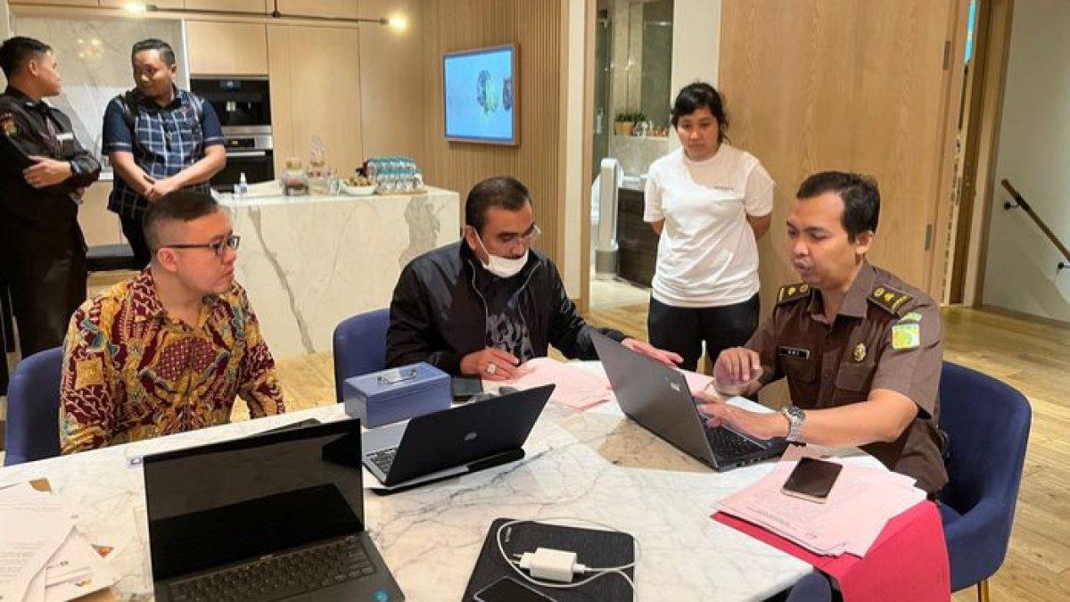 Momen petugas geledah rumah Harvey Moeis dan Sandra Dewi