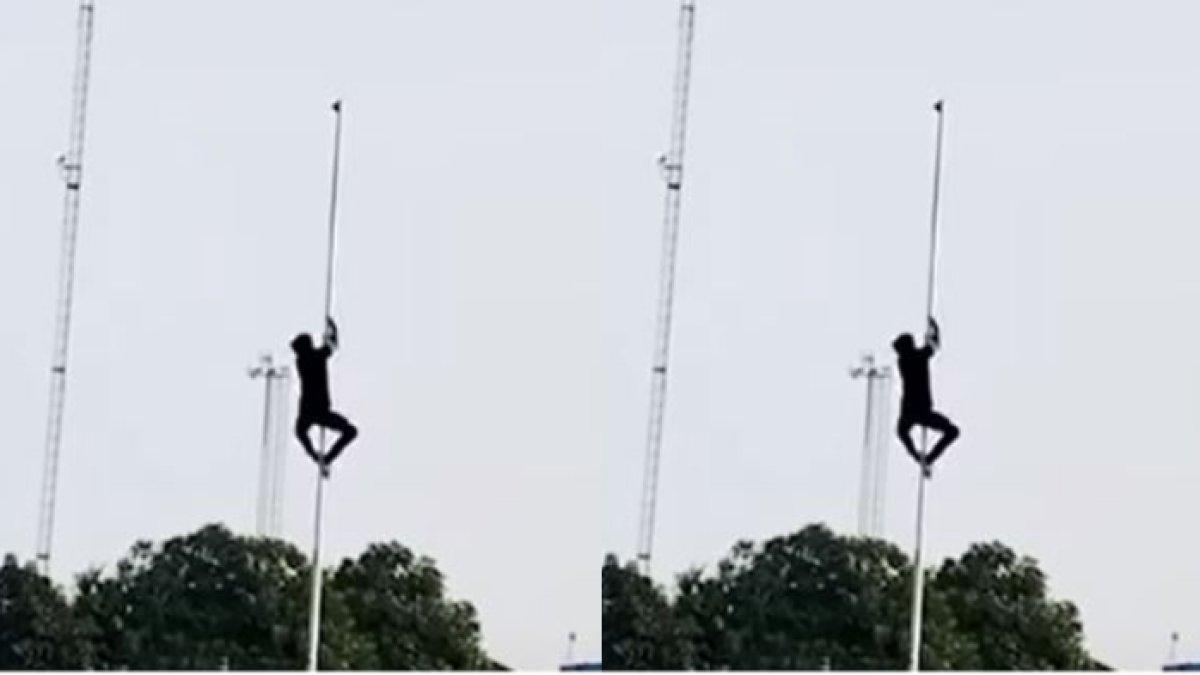 Momen pria di Ciputat panjat tiang bendera saat upacara HUT ke-78 RI