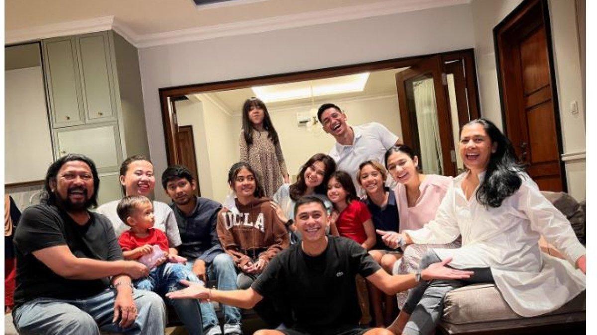 Momen quality time bersama selalu dimanfaatkan dengan baik oleh anak-anak Lydia Kandou. 