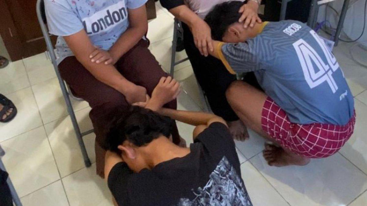 Anggota gangster nangis mencium kaki ibu