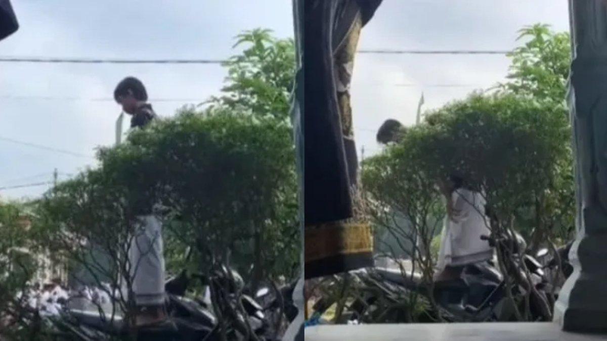 Momen remaja pria salat di atas motor, khusyuk ikuti gerakan imam